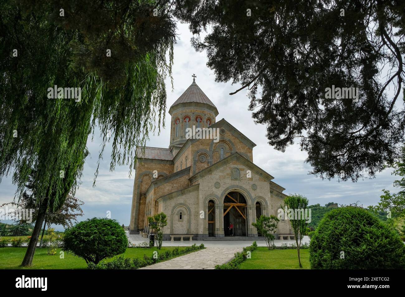 Sighnaghi, Georgien - 26. Juni 2024: Blick auf das Kloster St. Nino in Bodbe in Sighnaghi, Georgien. Stockfoto