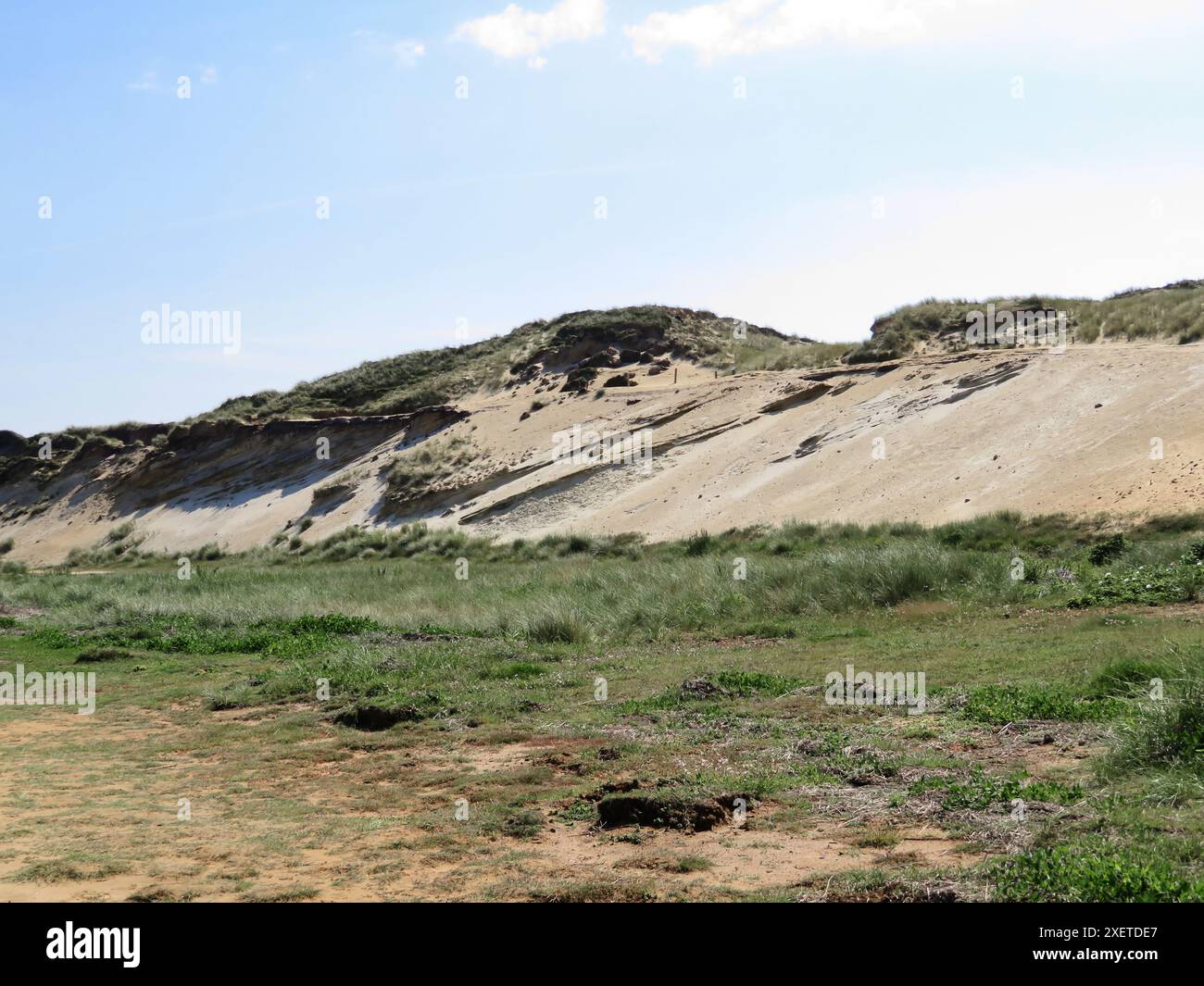 Rotes Kliff - die rote Verfärbung der Klippe wird durch den Einfluss von Sauerstoff auf den eisenhaltigen Ton verursacht. Stockfoto