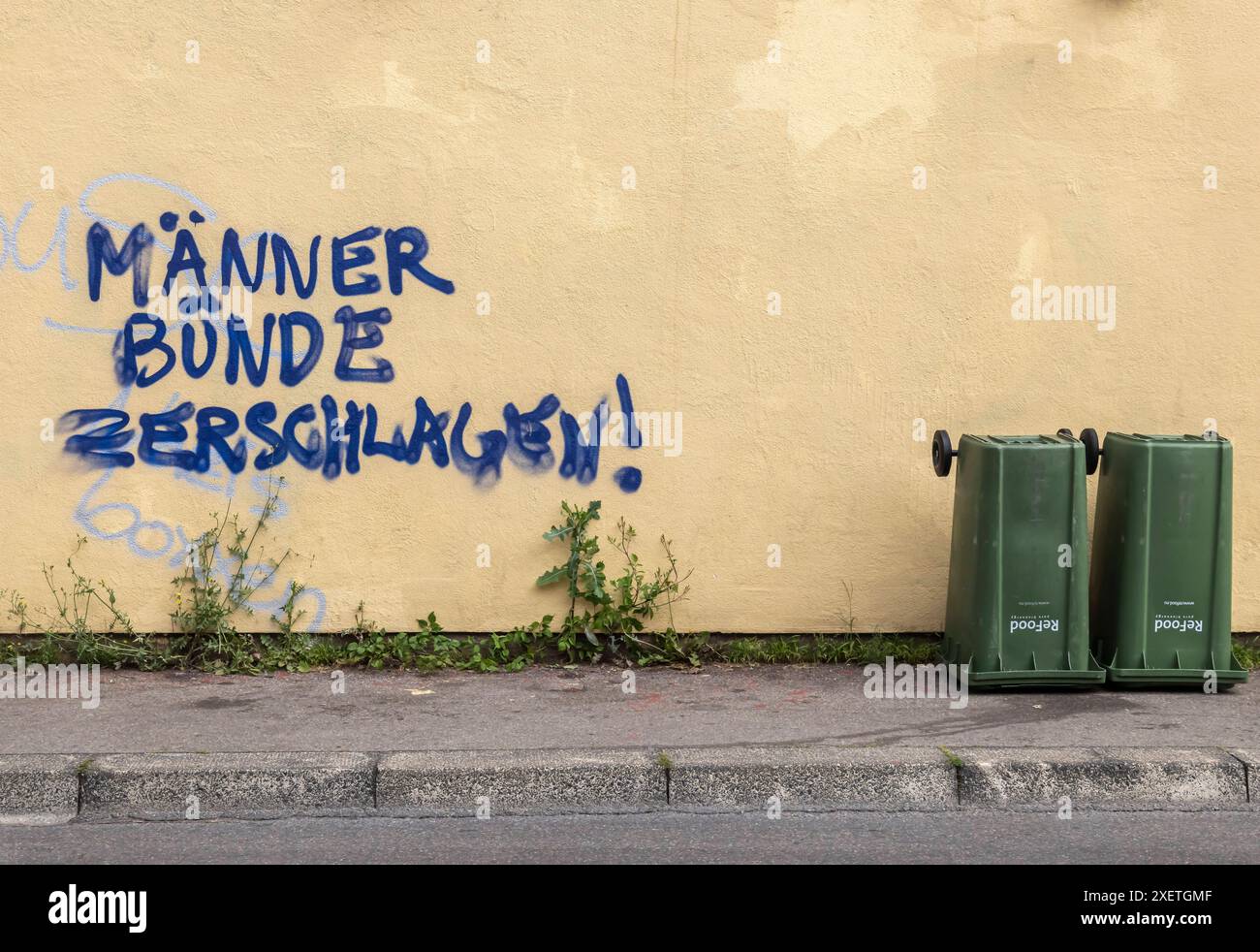 Burschenschaft Germania. Stadtansicht von Tübingen. Kritik per Graffiti an der Hauswand: Männerbünde verschlagen. // 26.06.2024: Tübingen, Baden-Württ Stockfoto