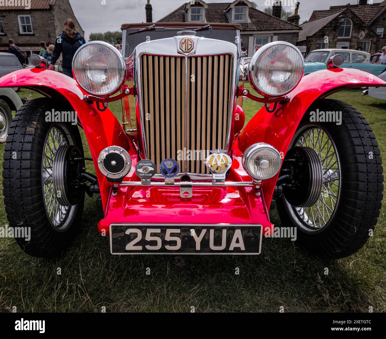 RED 1948 MG (MORRIS GARAGES) TC bei der Heartbeat Car Rallye 2024 in Goathland (Aidensfield) auf den North Yorkshire Moors England. Stockfoto