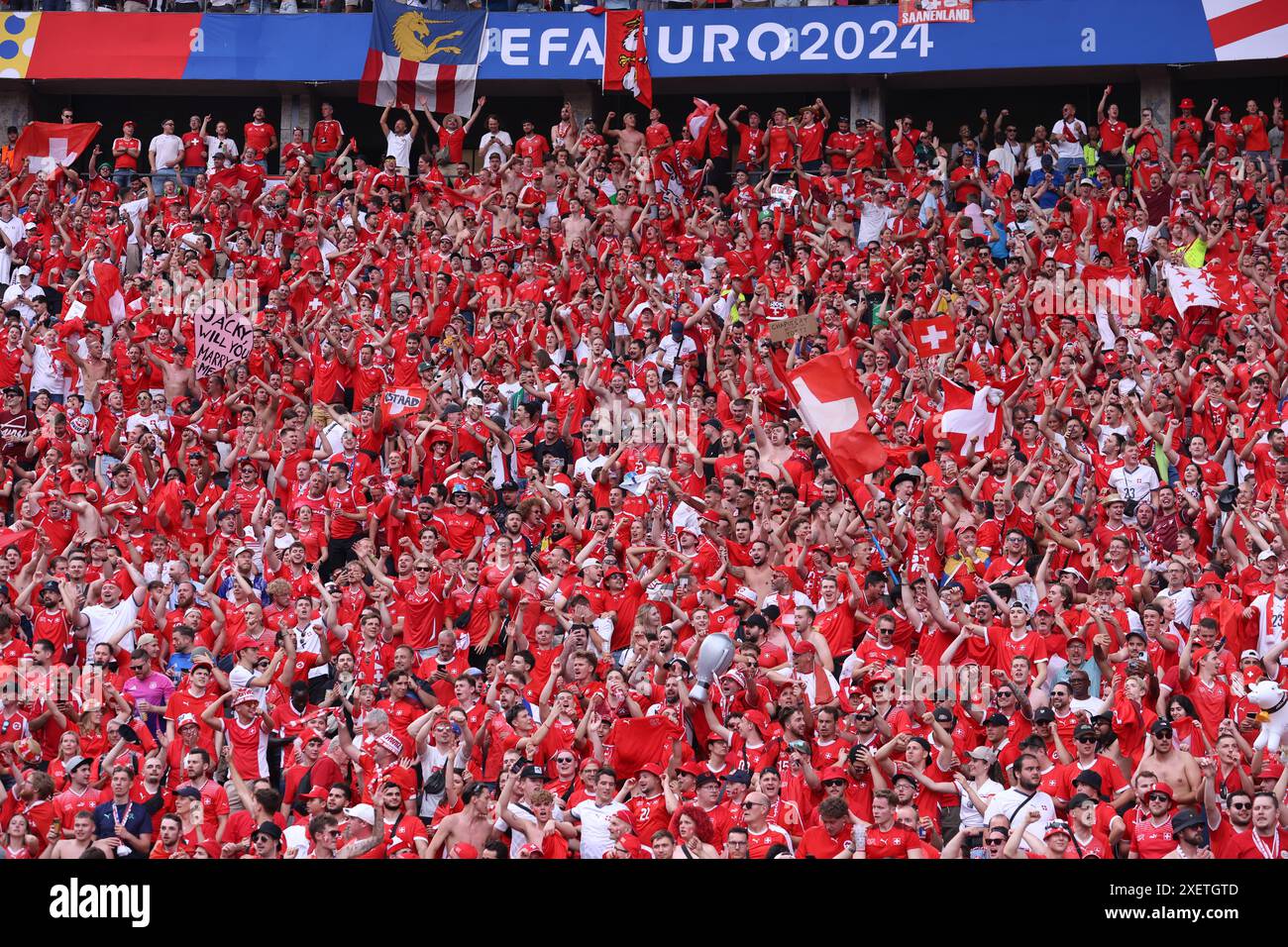 Berlin, Deutschland. Juni 2024. Fans der Schweiz beim Achtelfinale der UEFA Euro 2024 zwischen der Schweiz und Italien am 29. Juni 2024 im Olympiastadion in Berlin. Quelle: Marco Canoniero/Alamy Live News Stockfoto