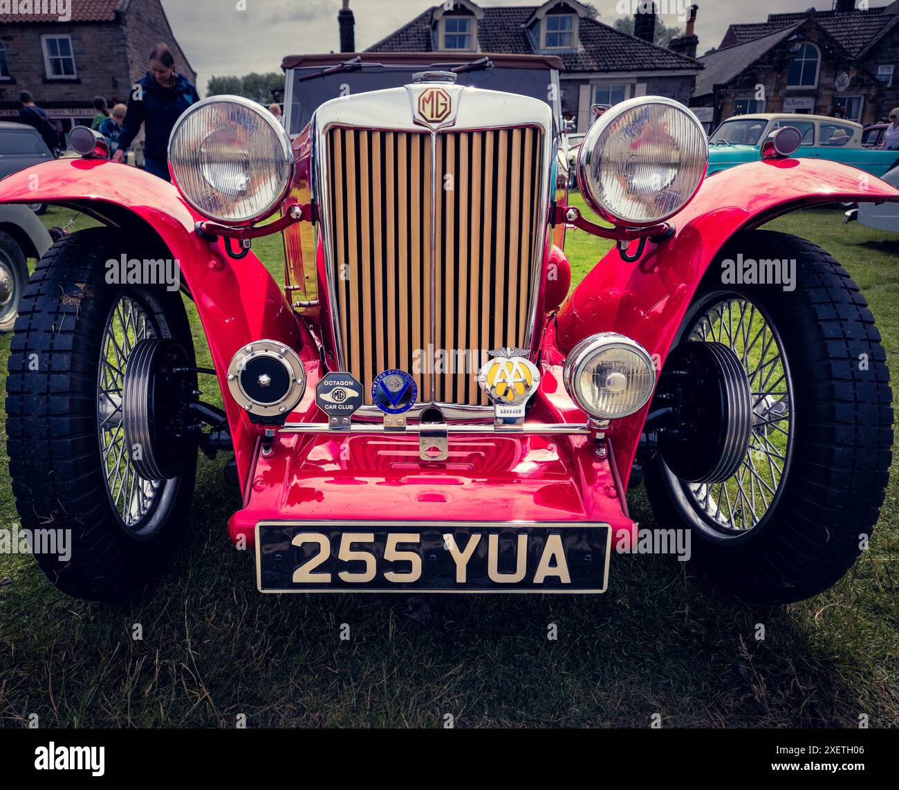 RED 1948 MG (MORRIS GARAGES) TC bei der Heartbeat Car Rallye 2024 in Goathland (Aidensfield) auf den North Yorkshire Moors England. Stockfoto