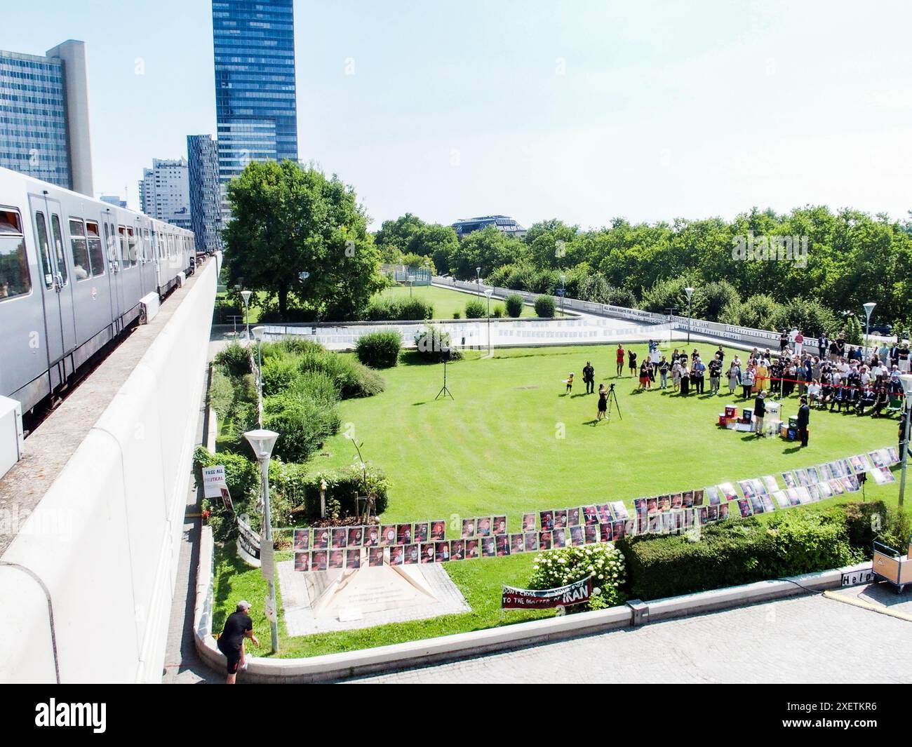 Wien, Österreich, Österreich. Juni 2024. Ein Blick auf das Gelände und die U-Bahn, die vor UNOV vorbeifährt, bei der Enthüllungszeremonie von FINTAN MAGEES Wandgemälde Frau mit Taube - Shaping Our Common Future auf dem Südturm der Vereinten Nationen in Wien. Es ist mit 50 Metern Höhe und 20 Metern Breite das größte Wandgemälde Wiens. Auf einem Teil der U-Bahn-Linie können Tausende von Einheimischen und Besuchern das Wandbild vom Zug aus oder einen Besuch im Zentrum sehen. (Kreditbild: © Bianca Otero/ZUMA Press Wire) NUR REDAKTIONELLE VERWENDUNG! Nicht für kommerzielle ZWECKE! Stockfoto