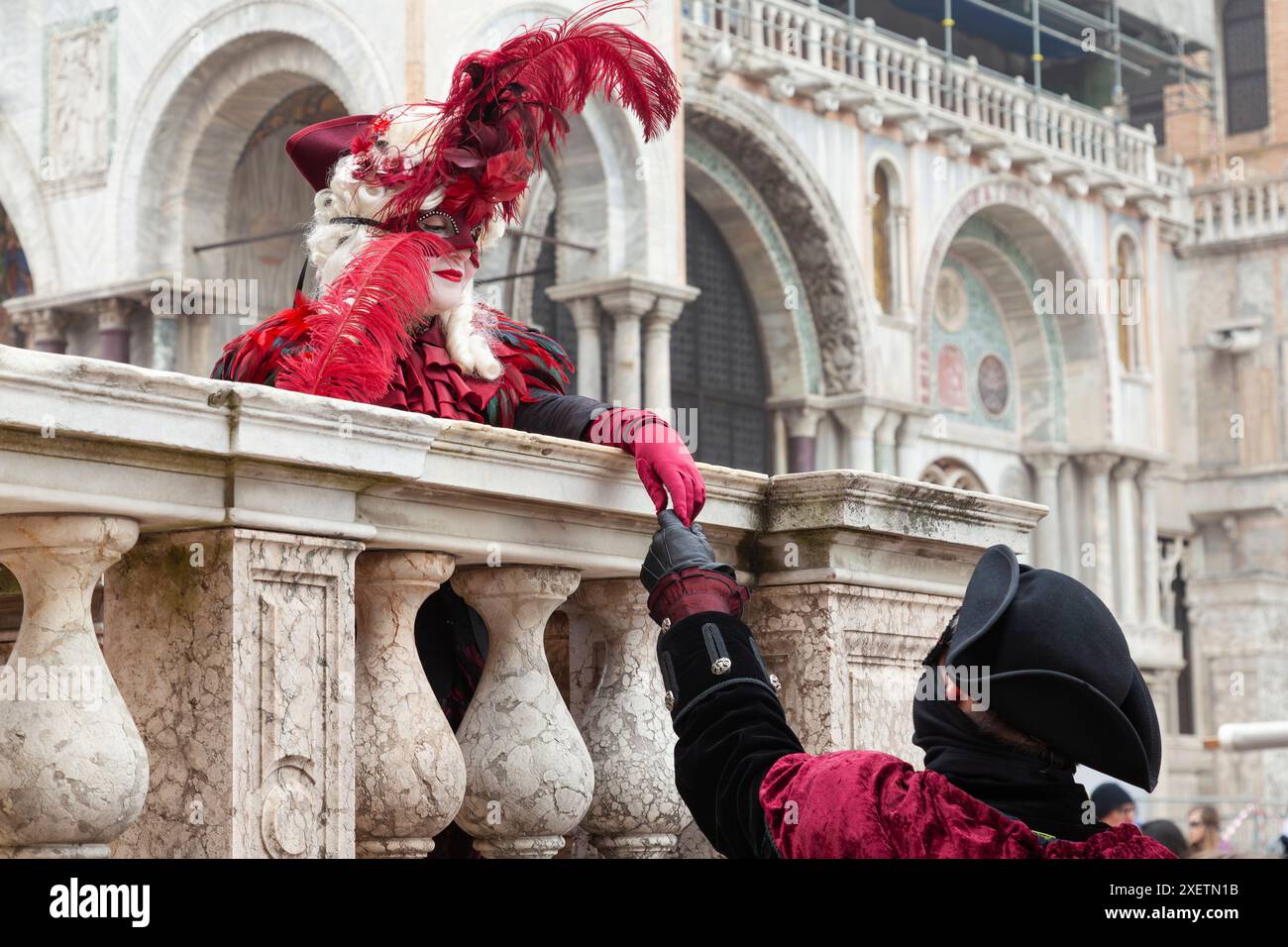 Karneval in Venedig, eine junge Frau in historischer Tracht, die von einem Nibleman in der Basilika San Marco, Venedig, Veneto, Italien verführt wird Stockfoto