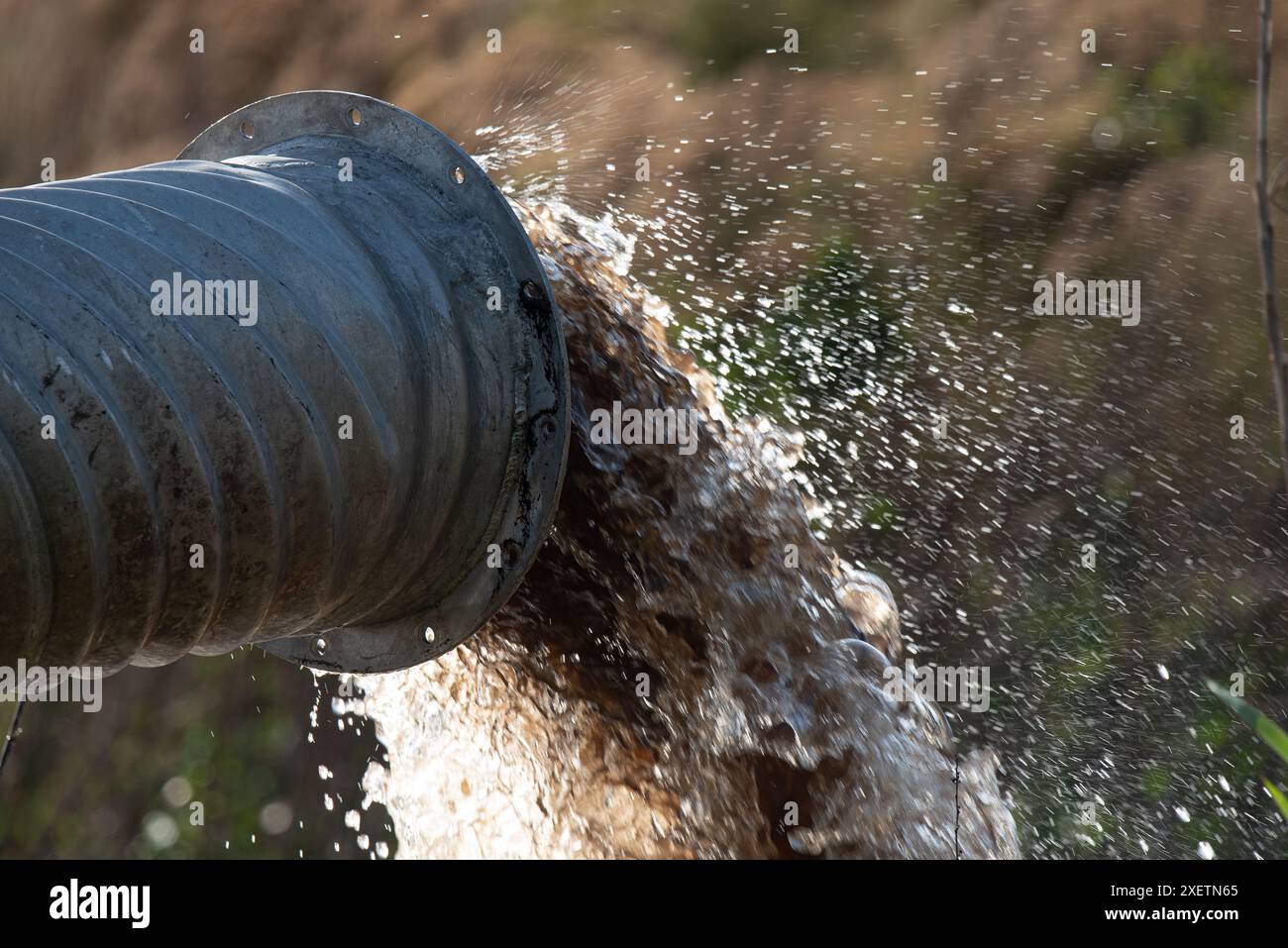 Aus einem großen Rohr austretendes Abwasser Stockfoto
