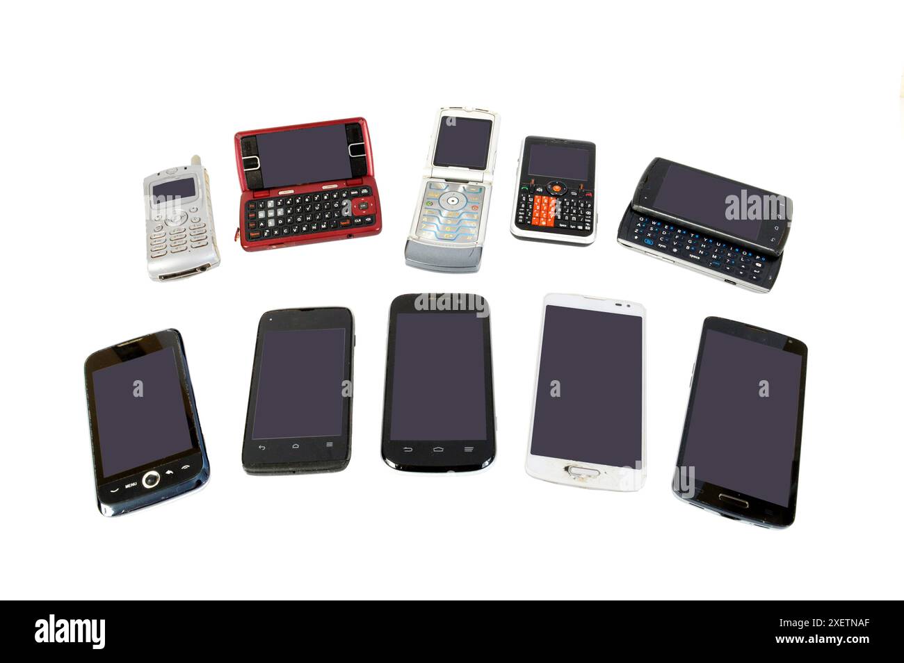Horizontale Nahaufnahme von 10 verschiedenen Telefonen verschiedener Generationen in zwei Reihen zu je fünf auf weißem Hintergrund. Kopierbereich. Stockfoto