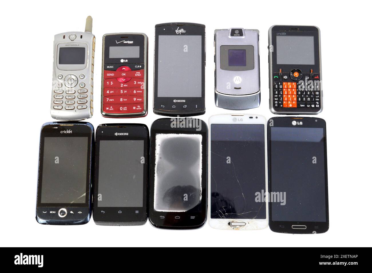 Horizontale Nahaufnahme von 10 verschiedenen Telefonen verschiedener Generationen in zwei Reihen zu je fünf auf weißem Hintergrund. Kopierbereich. Stockfoto