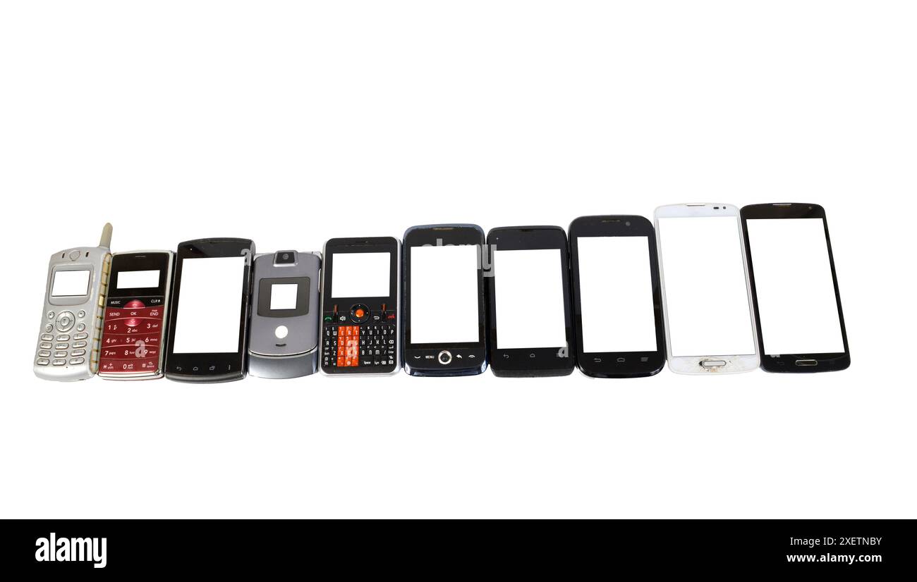 Horizontale Nahaufnahme von 10 verschiedenen Telefonen in gerader Reihe auf weißem Hintergrund. Kopierbereich. Stockfoto