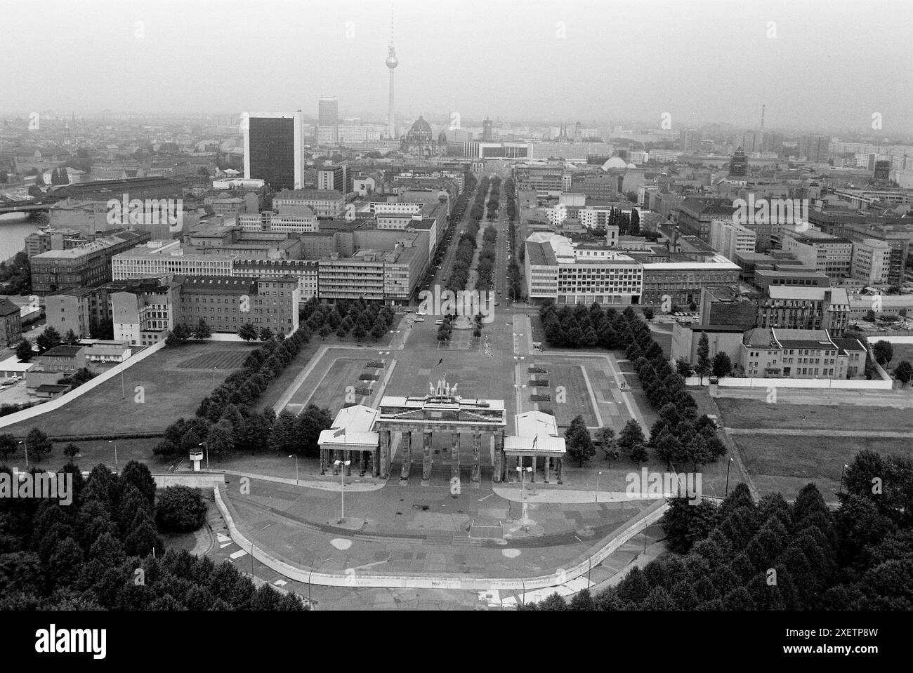 Berlin, September 1983: Arial schaute unter den Linden vom Brandenburger Tor aus in Richtung Fernsehturm, mit der Mauer im Vordergrund. Quelle: Terry Murden / DB Media Services / Alamy Stockfoto