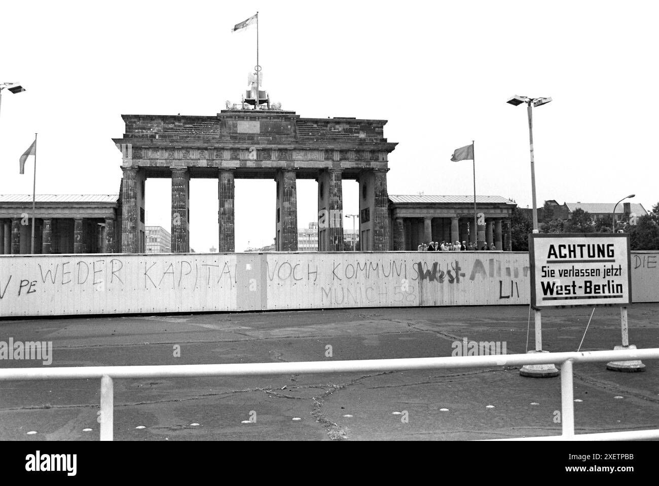 Berlin, September 1983: Das Brandenburger Tor mit der Mauer im Vordergrund. Quelle: Terry Murden / DB Media Services / Alamy Stockfoto