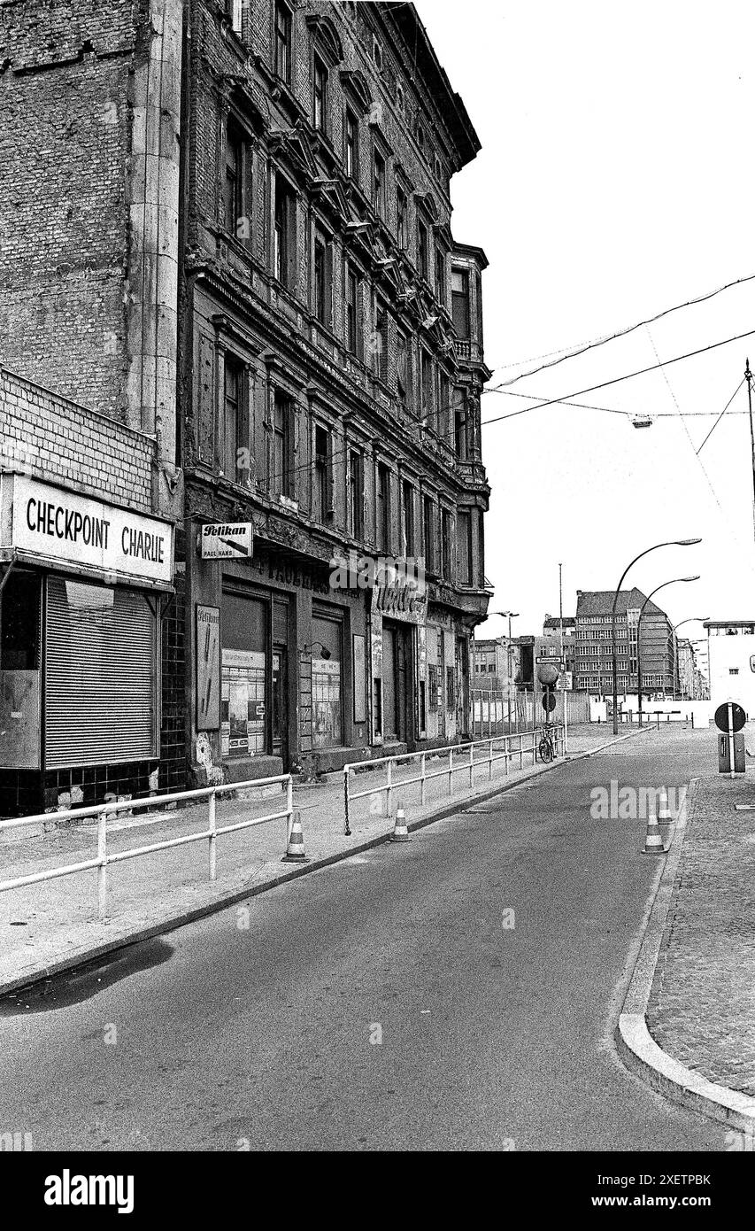 Berllin, Deutschland, September 1983: Checkpoint Charlie, der berühmte Grenzübergang zwischen Ost- und West-Berlin. Quelle: Terry Murden / DB Media Services / Alamy Stockfoto