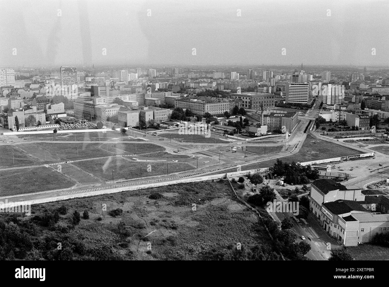Berlin, September 1983: Luftaufnahme des ehemaligen Potsdamer Platzes als Niemandsland zwischen den Mauern. Quelle: Terry Murden / DB Media Services / Alamy Stockfoto