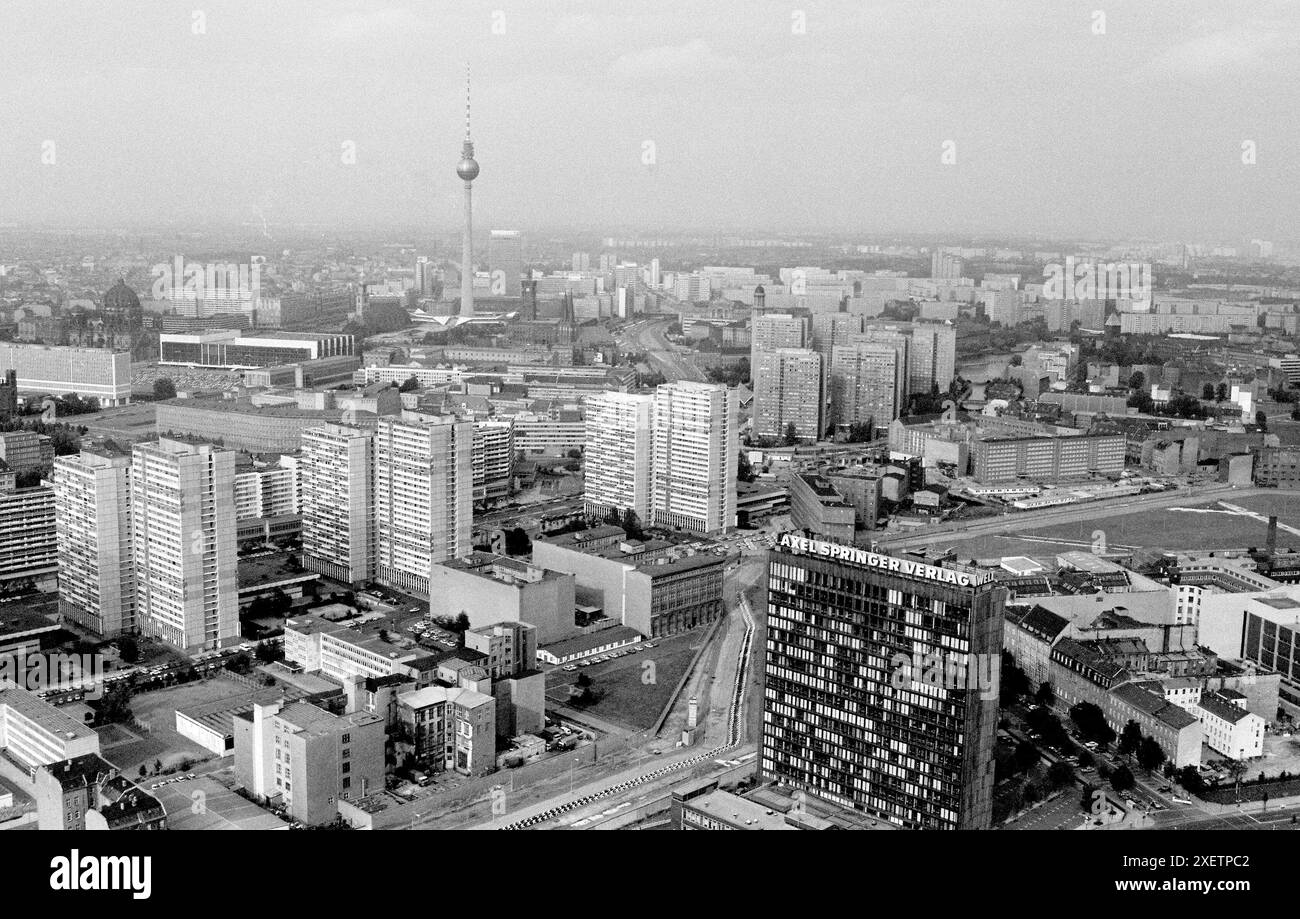 Berlin, September 1983: Arial drehte in Richtung des Fernsehturms im Osten Berlins, mit den Büros des Verlegers Axel Springer im Vordergrund. Quelle: Terry Murden / DB Media Services / Alamy Stockfoto