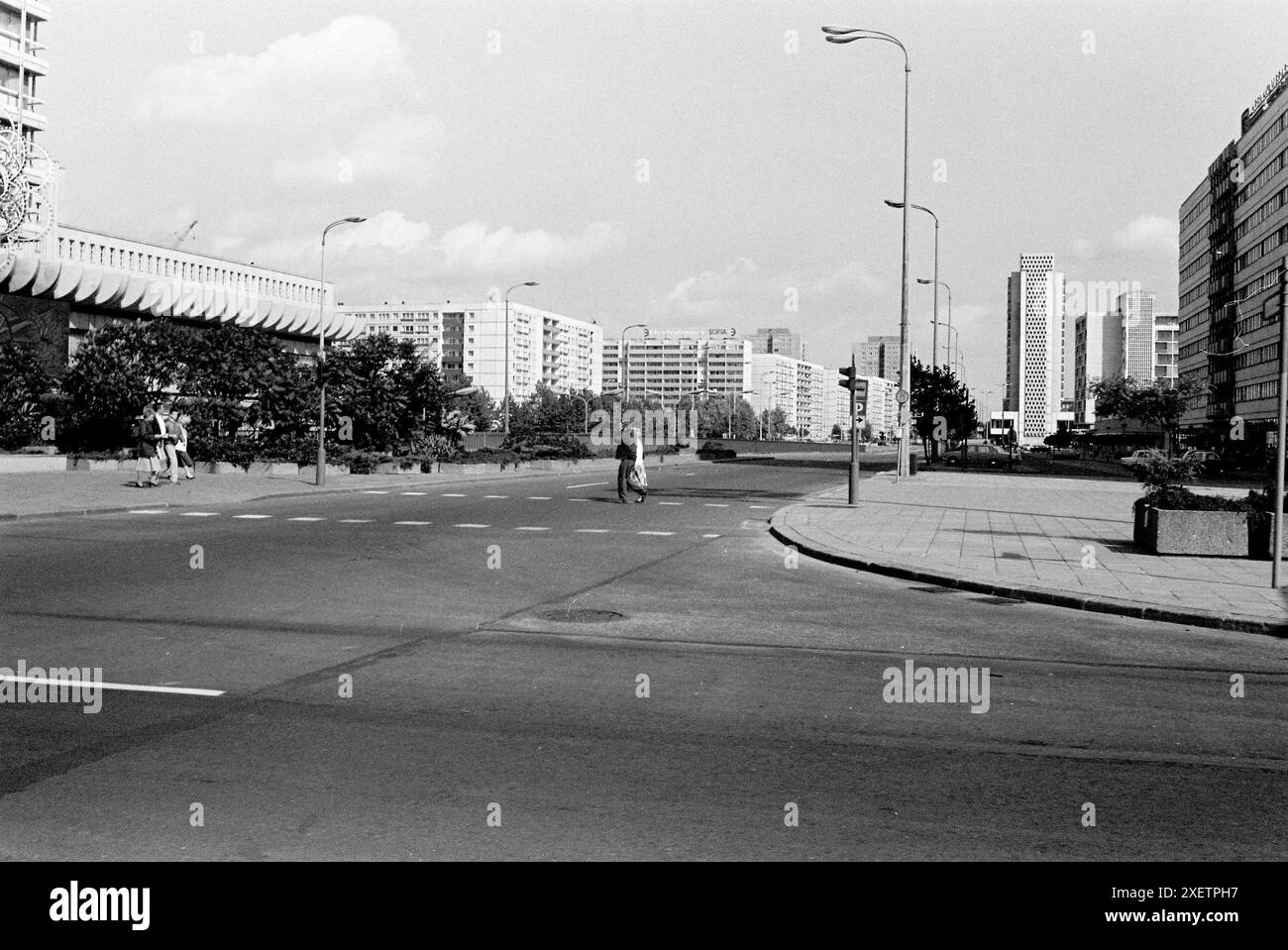 Berllin, Deutschland, September 1983: Ost-Berliner Straße mit sehr wenig Verkehr während der kommunistischen Herrschaft. Quelle: Terry Murden / DB Media Services / Alamy Stockfoto
