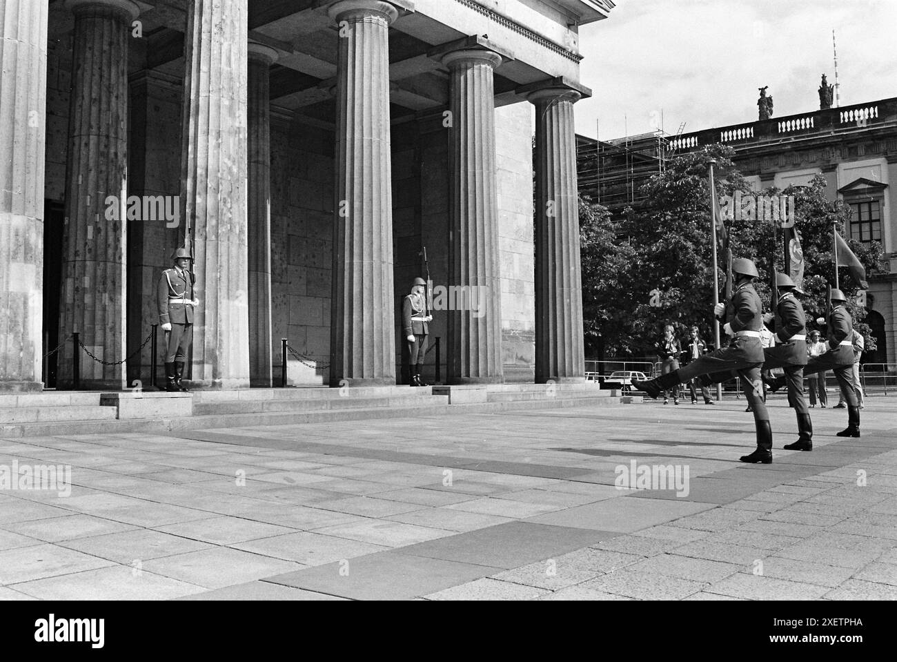 Berllin, Deutschland, September 1983: Gänsesteppende DDR-Soldaten führen vor der Gedenkstätte für die Opfer von Faschismus und Militarismus in Ost-Berlin einen „Wachwechsel“ durch. Quelle: Terry Murden / DB Media Services / Alamy Stockfoto