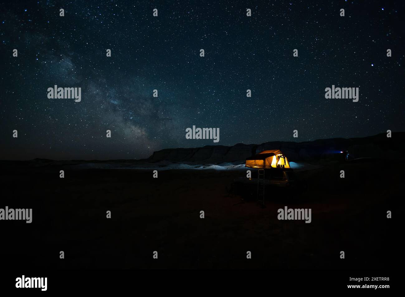 Die Felsformation der weißen Stupa, auch bekannt als Tsagaan Suvarga, unter dem atemberaubenden Sternenhimmel, der nur an wenigen Stellen im W zu sehen ist Stockfoto