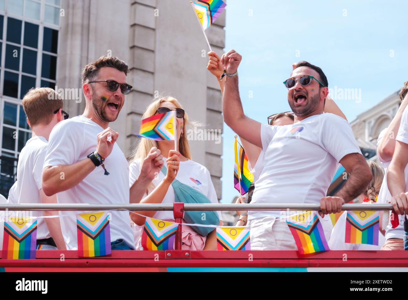 London, Großbritannien. Juni 2024. Pride in London 2024 vereint Vielfalt im Herzen der Stadt mit lebendigen Tönen von Liebe und Einheit. Die Luft ist erfüllt von freudigem Lachen und triumphalen Brüllen, die den Geist der Akzeptanz widerspiegeln. Die Straßen sind voller Farben und spiegeln die unterschiedlichen Identitäten wider, die sich zu einer harmonischen Feier zusammenfügen. Als Zeugnis der Gleichheit steht die Veranstaltung als Leuchtturm der Hoffnung und Liebe im Kalender der Stadt. Pride In London 2024, Vereinigtes Königreich 29/06/2024 Ehimetalor Unuabona/Alamy Live News Stockfoto