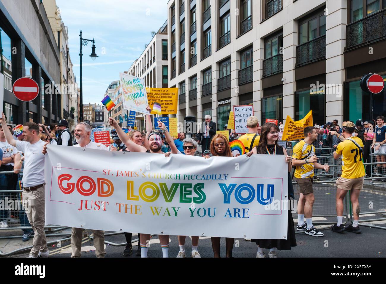 London, Großbritannien. Juni 2024. Pride in London 2024 vereint Vielfalt im Herzen der Stadt mit lebendigen Tönen von Liebe und Einheit. Die Luft ist erfüllt von freudigem Lachen und triumphalen Brüllen, die den Geist der Akzeptanz widerspiegeln. Die Straßen sind voller Farben und spiegeln die unterschiedlichen Identitäten wider, die sich zu einer harmonischen Feier zusammenfügen. Als Zeugnis der Gleichheit steht die Veranstaltung als Leuchtturm der Hoffnung und Liebe im Kalender der Stadt. Pride In London 2024, Vereinigtes Königreich 29/06/2024 Ehimetalor Unuabona/Alamy Live News Stockfoto