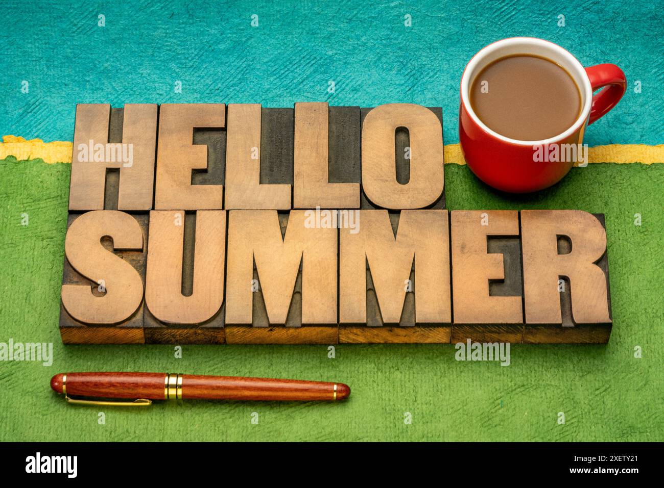 hallo Sommergrüße - Wort abstrakt in Holzart gegen abstrakte Papierlandschaft Stockfoto