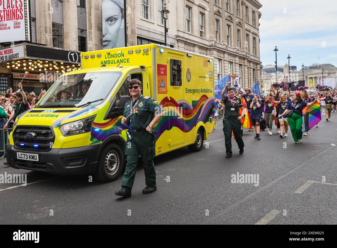 London, Großbritannien. Juni 2024. Das Personal des Londoner Ambulanzdienstes marschiert zur Parade. Teilnehmer und Zuschauer haben Spaß auf der Strecke bei der Pride in London 2024 Parade. Die Parade verläuft vom Hype Park entlang Piccadilly nach Whitehall und eine Party am Trafalgar Square. Sie zelebriert Vielfalt und die LGBT-Community. Quelle: Imageplotter/Alamy Live News Stockfoto