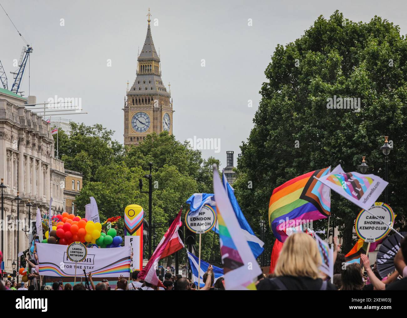 London, Großbritannien. Juni 2024. Teilnehmer und Zuschauer haben Spaß auf der Strecke bei der Pride in London 2024 Parade. Die Parade verläuft vom Hype Park entlang Piccadilly nach Whitehall und eine Party am Trafalgar Square. Sie zelebriert Vielfalt und die LGBT-Community. Quelle: Imageplotter/Alamy Live News Stockfoto