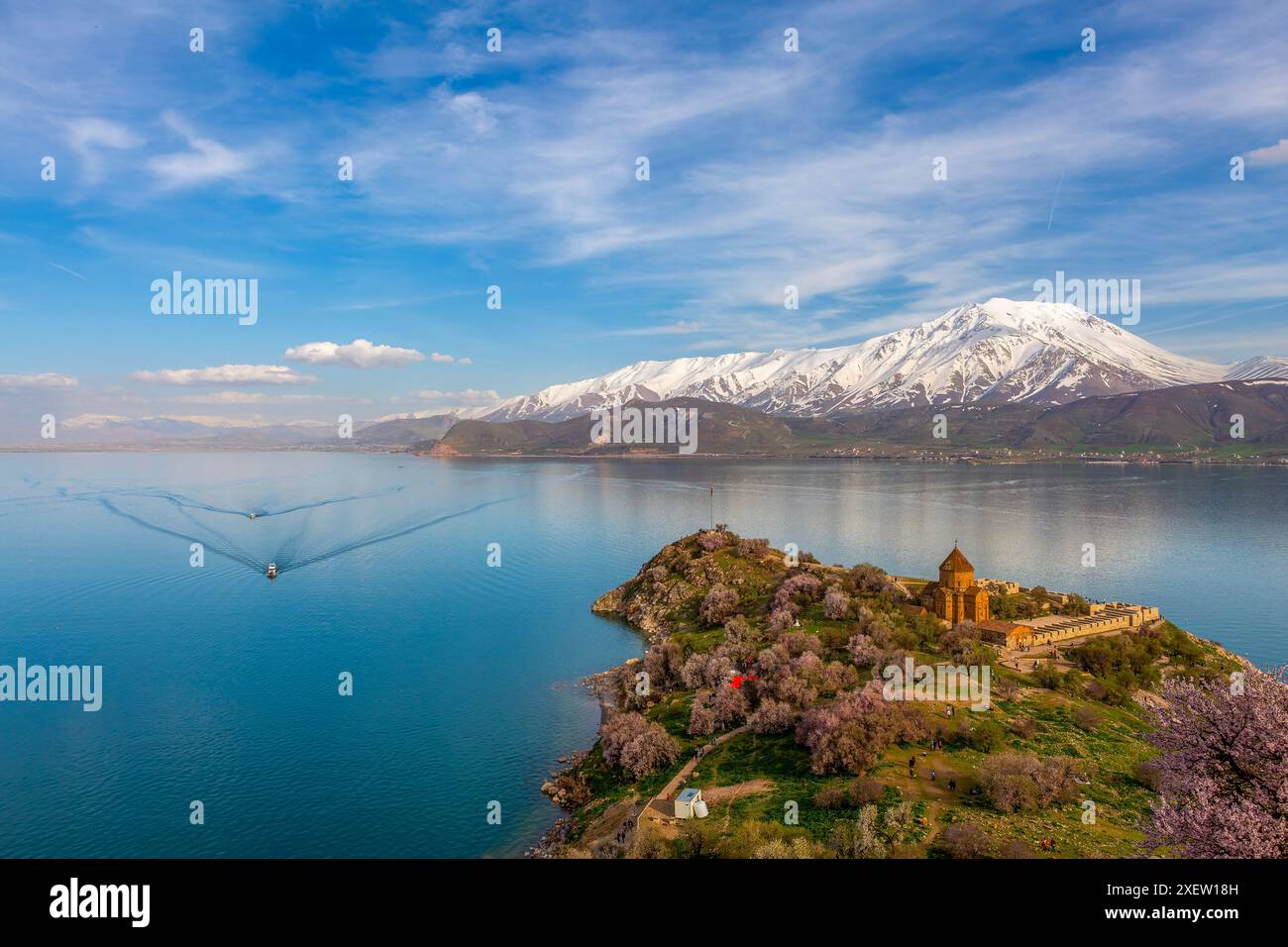 Akdamar-Insel in Van Lake. Die armenische Kirche des Heiligen Kreuzes - Akdamar, Türkei Stockfoto