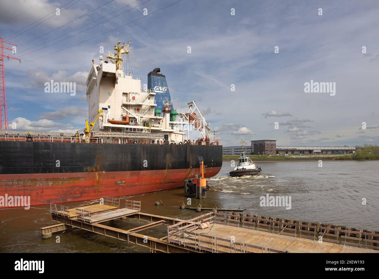 Seeschiff, gezogen von einem Schlepper im Hamburger Hafen Stockfoto