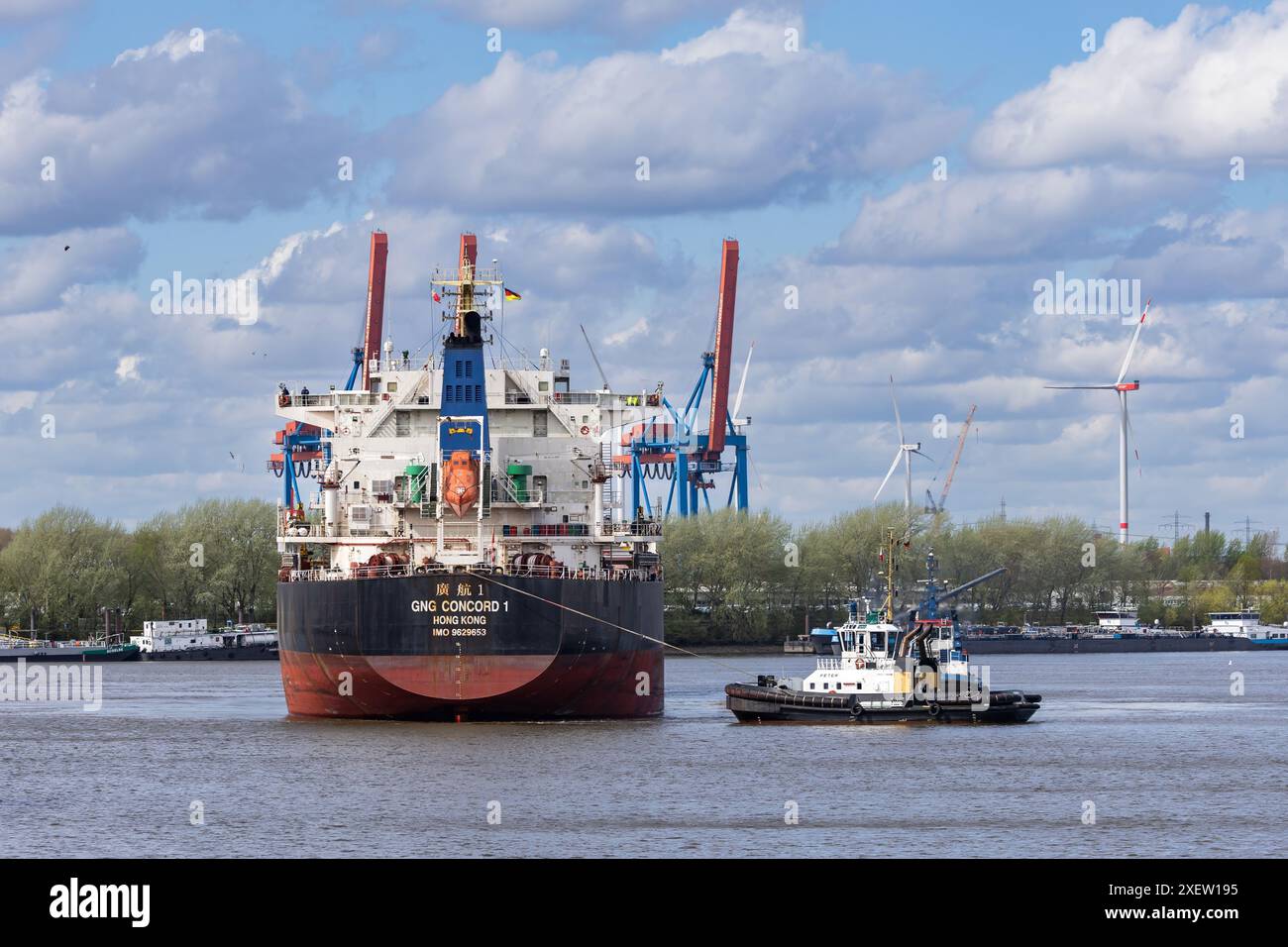 Seeschiff, gezogen von einem Schlepper im Hamburger Hafen Stockfoto