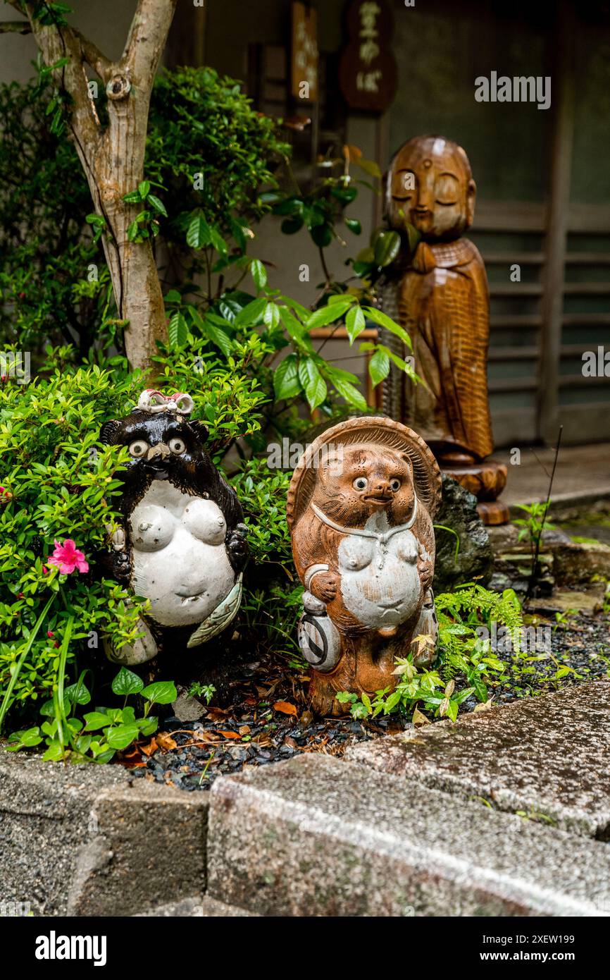 Statuen eines Paares Tanuki, japanischer Waschbärhund, vor einem Restaurant, im Bezirk Higashiyama, Kyoto-Stadt, Japan Stockfoto