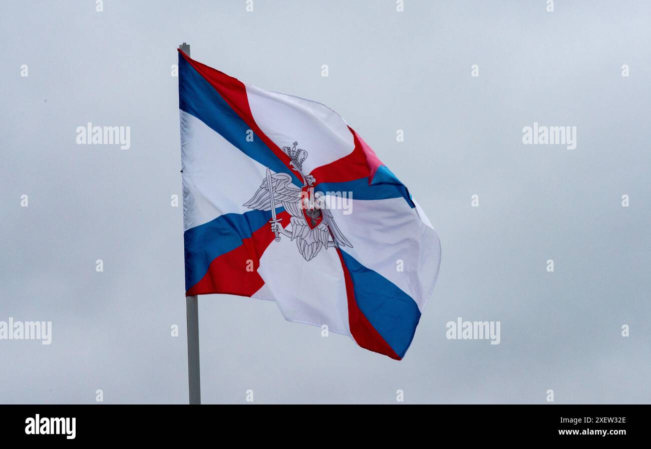 Die Flagge des Verteidigungsministeriums der Russischen Föderation fliegt im Wind gegen einen bewölkten Himmel. Stockfoto