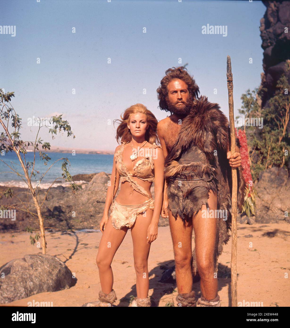 RAQUEL WELCH als Loana und JOHN RICHARDSON als Tumak in EINER MILLION JAHREN v. Chr. 1966 Regisseur DON CHAFFEY Drehbuch MICHAEL CARRERAS Visual Effects RAY HARRYHAUSEN Musik MARIO NASCIMBENE Kostümdesigner CARL TOMS A Hammer Film Production / Warner-Pathe Stockfoto