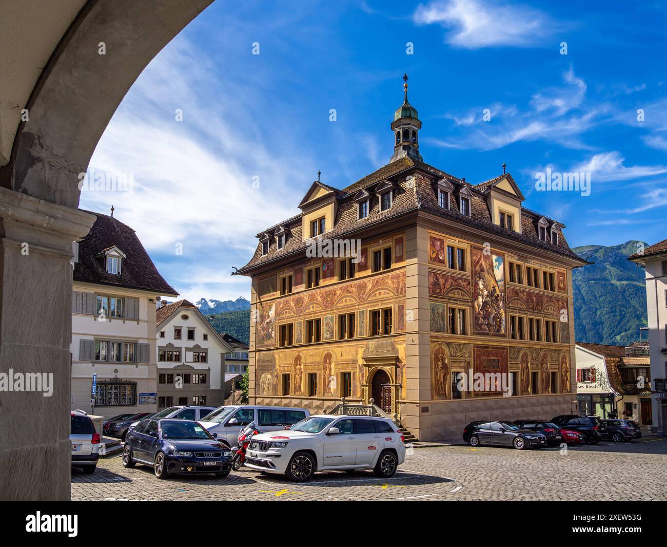 Schwyz, Schweiz - 18. Juni 2024: Das Rathaus von Schwyz ist ein parlament- und Gerichtsgebäude, bekannt für die historische Fassadenmalerei von Ferdinand Stockfoto
