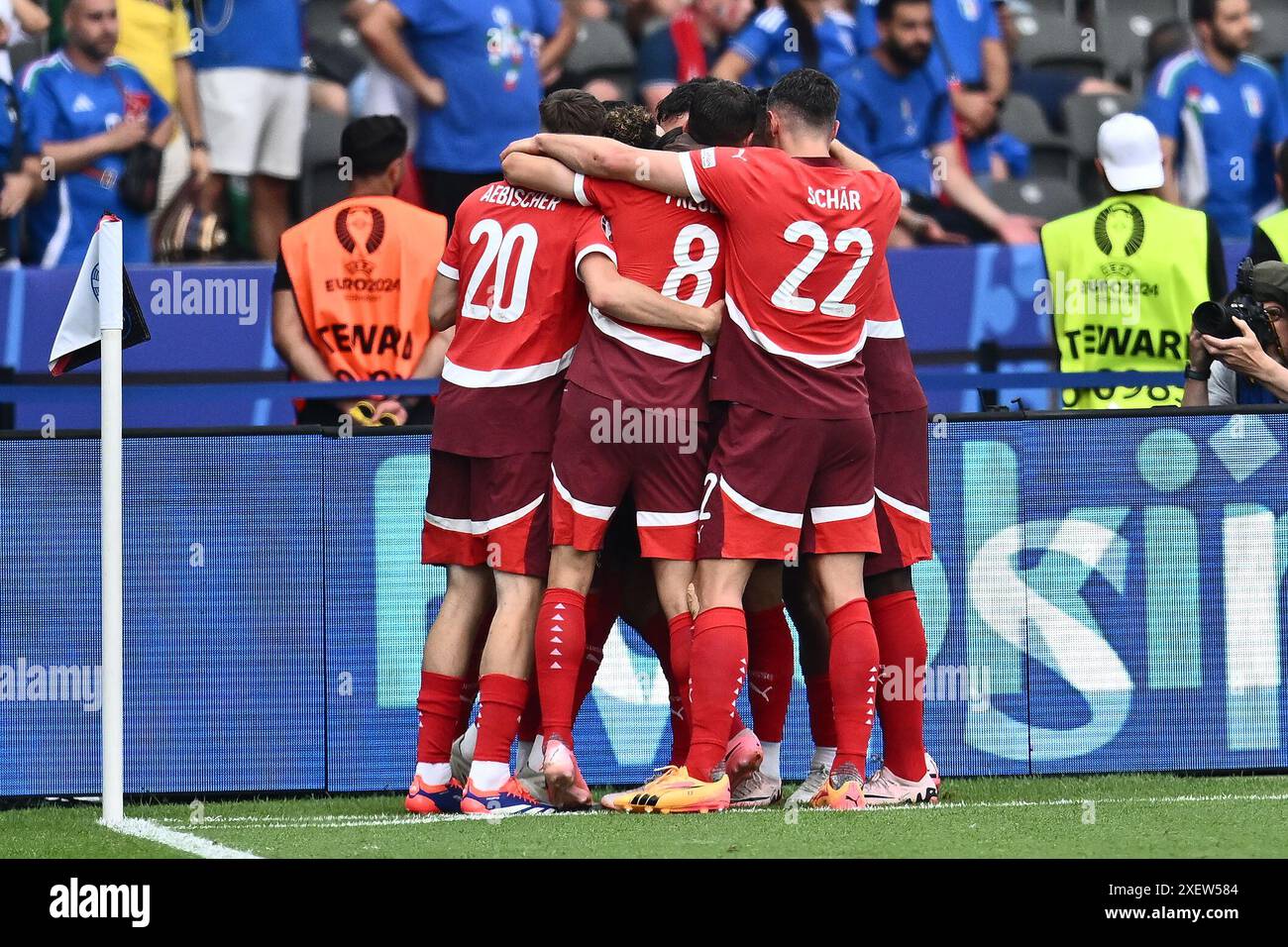 BERLIN, DEUTSCHLAND - 29. JUNI: Ruben Vargas aus der Schweiz feiert mit Michel Aebischer, Remo Freuler und Fabian Schar das zweite Tor für seine Mannschaft während des Spiels zwischen der Schweiz und Italien im Achtelfinale der UEFA EURO 2024 im Olympiastadion am 28. Juni 2024 in Berlin. Foto: Sebastian Frej Credit: Sebo47/Alamy Live News Stockfoto