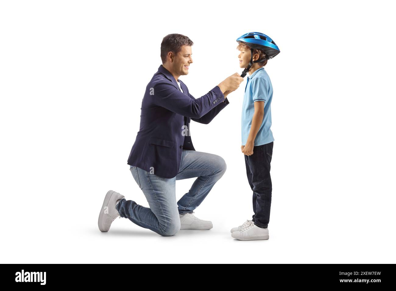 Vater macht seinen Sohn für eine Fahrradtour auf weißem Hintergrund bereit Stockfoto