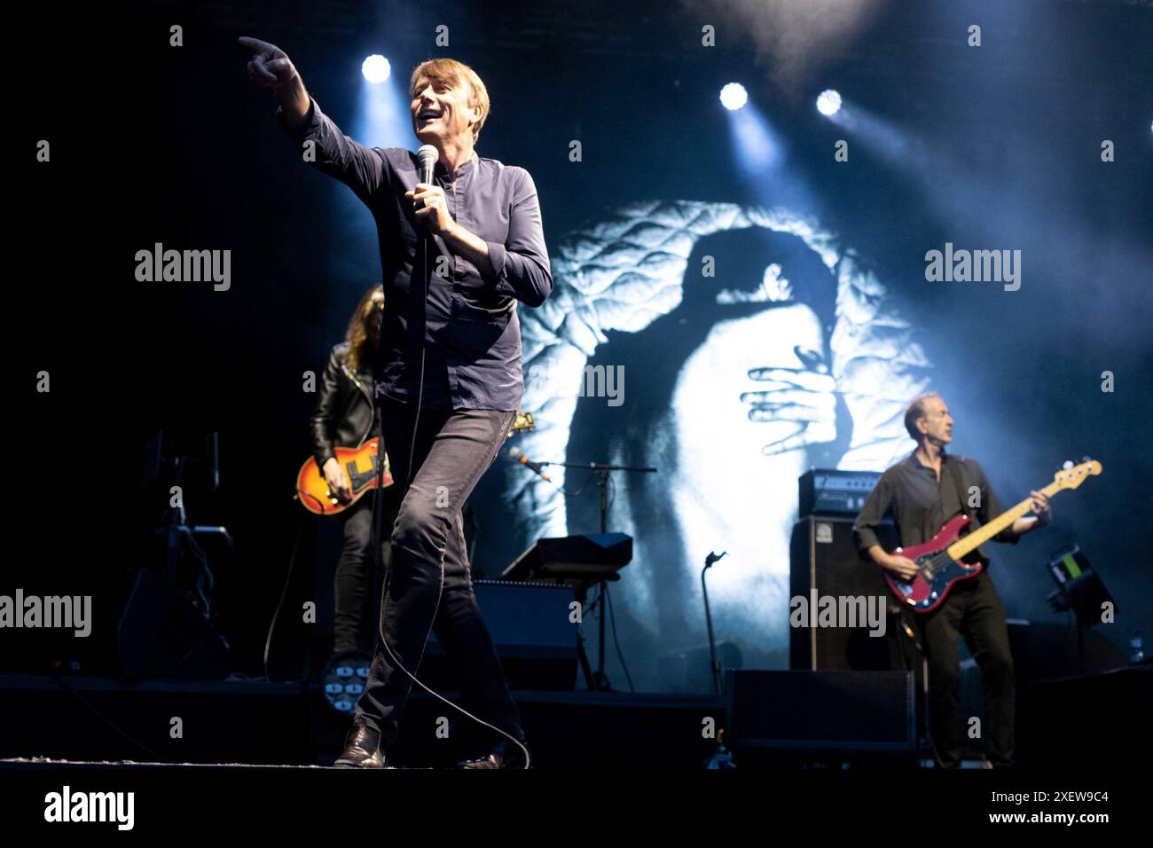 Eden Project, Bodelva, Großbritannien 29. Juni 2024. "Suede tritt bei den Eden Sessions 2024 auf, die im ikonischen Eden Project in Bodelva, Cornwall, Großbritannien, stattfinden. Die Band spielt den rätselhaften Frontmann Brett Anderson und hat eine Vielzahl von Hits über drei Jahrzehnte und darüber hinaus… Quelle: Mark Passmore/ Alamy Live News Stockfoto