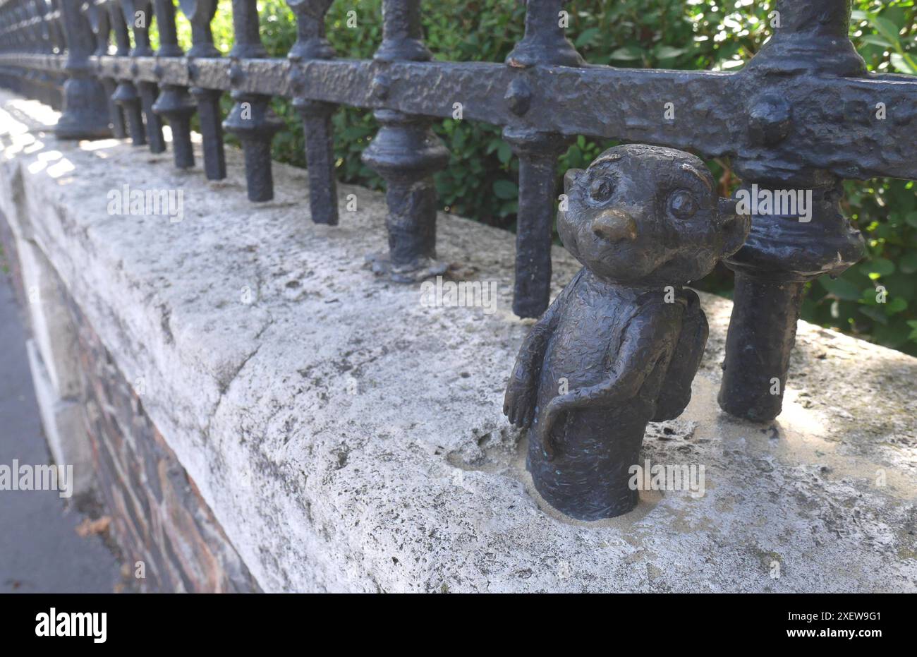 Erdmännchen (szurikáta), eine Bronzestatue des ungarischen ukrainischen Bildhauers Mihaly Kolodko, Budapest, Ungarn Stockfoto