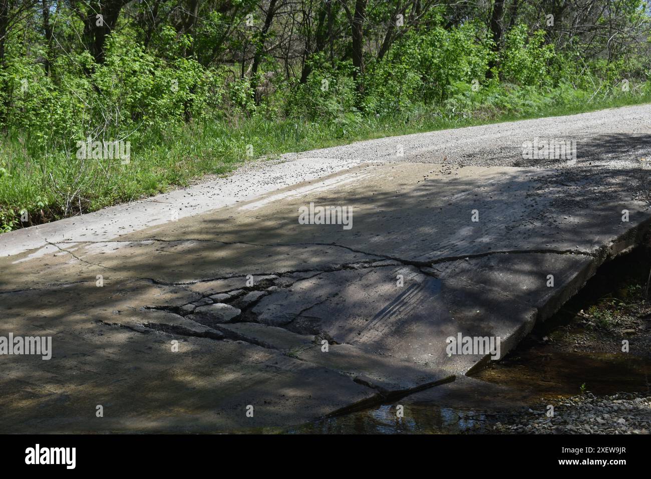 Die Niedrigwasserbrücke am Eingang zum Paris Springs Access in Lawrence County, MO, zeigt Alterspuren mit Rissen und Höhlen. Stockfoto