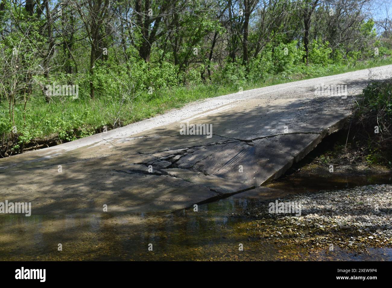 Die Niedrigwasserbrücke am Eingang zum Paris Springs Access in Lawrence County, MO, zeigt Alterspuren mit Rissen und Höhlen. Stockfoto