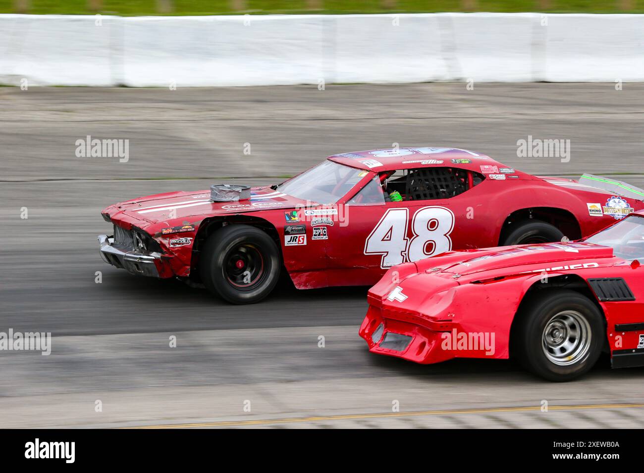 Delaware, Kanada. Juni 2024. Die APC-Serie kommt nach Delaware, Ontario. Der Fahrer der Hot Rods-Serie Connor Ellis (48) und Steve McCaw (4) kämpfen um die Position. Quelle: Luke Durda/Alamy Stockfoto