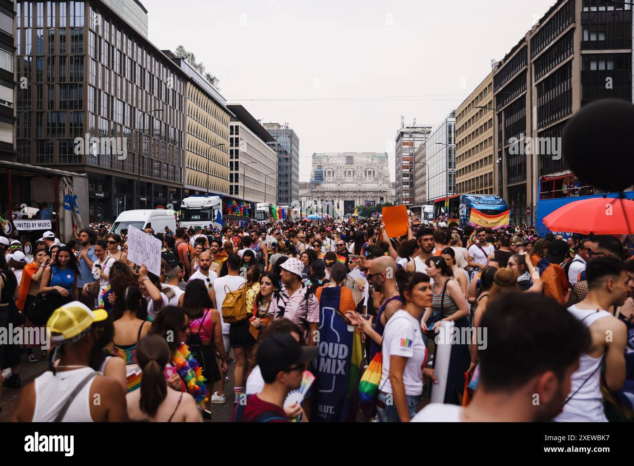 Mailand, die Parade Milan Pride 2024 mit mehr als 350 000 Teilnehmern ...