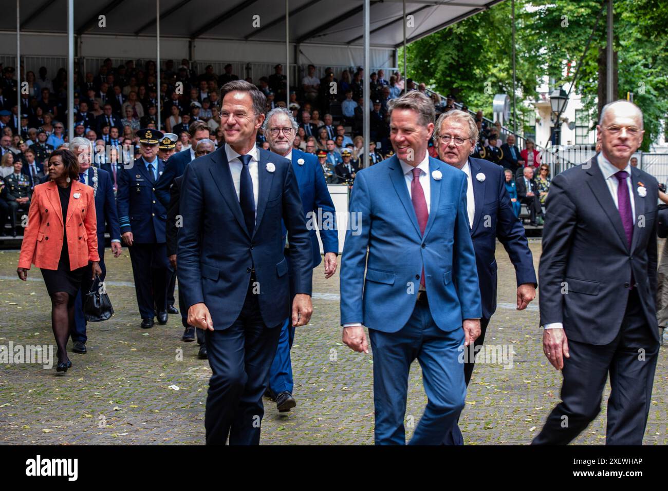 Den Haag, Südholland, Niederlande. Juni 2024. Der amtierende Premierminister MARK RUTTE verlässt eine Pinning-Zeremonie der niederländischen Friedenseinsätze-Medaille, um an einem Post-Pinning-Empfang teilzunehmen. Am 29. Juni 2024 feierten die Niederlande den Tag der Veteranen zum 20. Jahrestag. (Kreditbild: © James Petermeier/ZUMA Press Wire) NUR REDAKTIONELLE VERWENDUNG! Nicht für kommerzielle ZWECKE! Stockfoto