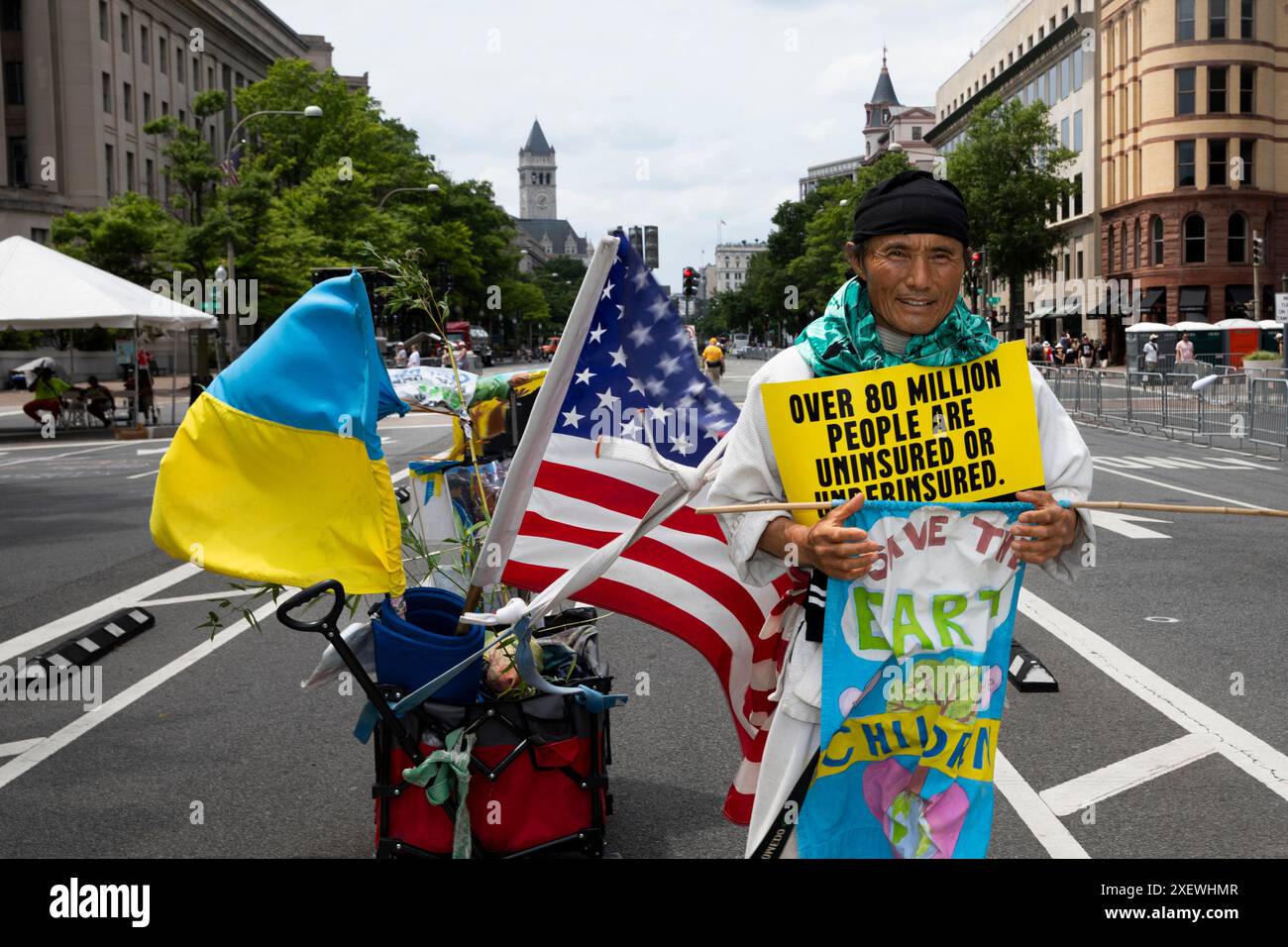 Washington DC, USA. Juni 2024. Eine Person, die am 29. Juni 2024 auf der Pennsylvania Avenue in Washington DC, USA mit einem Schild lief. Der Marsch fordert wirtschaftliche und Menschenrechte für arme Amerikaner mit unterschiedlichem Hintergrund. Die Kampagne der Armen ist von dem Wunsch nach wirtschaftlicher Gerechtigkeit motiviert: Der Idee, dass alle Menschen haben sollten, was sie zum Leben brauchen. Quelle: Aashish Kiphayet/Alamy Live News Stockfoto