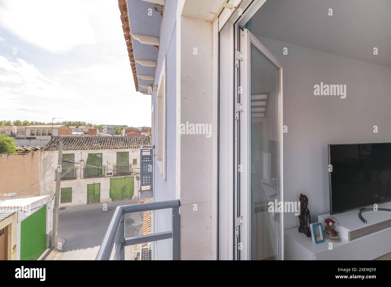 Vergessen Sie nicht, eine Lüftung auf Ihrer Terrasse in Betracht zu ziehen. Sie können Fenster, Schiebetüren oder Gitter hinzufügen, damit frische Luft zirkulieren kann Stockfoto Vergessen Sie nicht, eine Lüftung auf Ihrer Terrasse in Betracht zu ziehen. Sie können Fenster, Schiebetüren oder Gitter hinzufügen, damit frische Luft zirkulieren kann Stockfoto