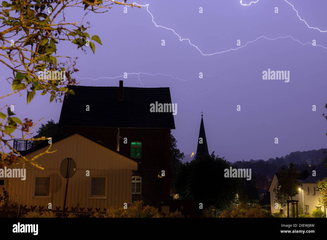 Gewitter über Bonn und Rhein-Sieg-Kreis Blitz und Donner über der Ortschaft Niederbachem in Wachtberg nahe der Grundschule, Kita und Katholische Kirche. Im Hintergrund der Drachenfels im Siebengebirge auf der gegenüber liegenden Rheinseite Wachtberg Niederbachem Nordrhein-Westfalen Deutschland *** Gewitter über Bonn und Rhein-Sieg-Kreis Blitzschlag und Donner über dem Dorf Niederbachem in Wachtberg in der Nähe der Grundschule, Kindertagesstätte und katholische Kirche im Hintergrund das Drachenfels im Siebengebirge auf der gegenüberliegenden Seite des Rheins Wachtberg Niederbachem Nord R Stockfoto