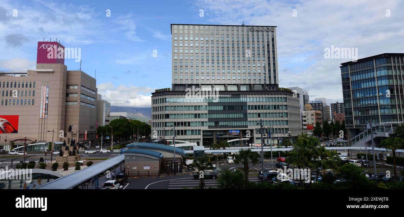 Das Hotel Solaria Nishitetsu und die Gebäude rund um den JR-Bahnhof Kagoshima, Japan. Stockfoto