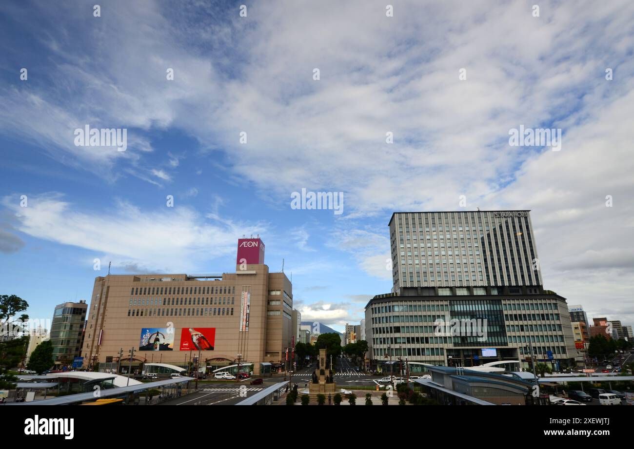 Das Hotel Solaria Nishitetsu und die Gebäude rund um den JR-Bahnhof Kagoshima, Japan. Stockfoto