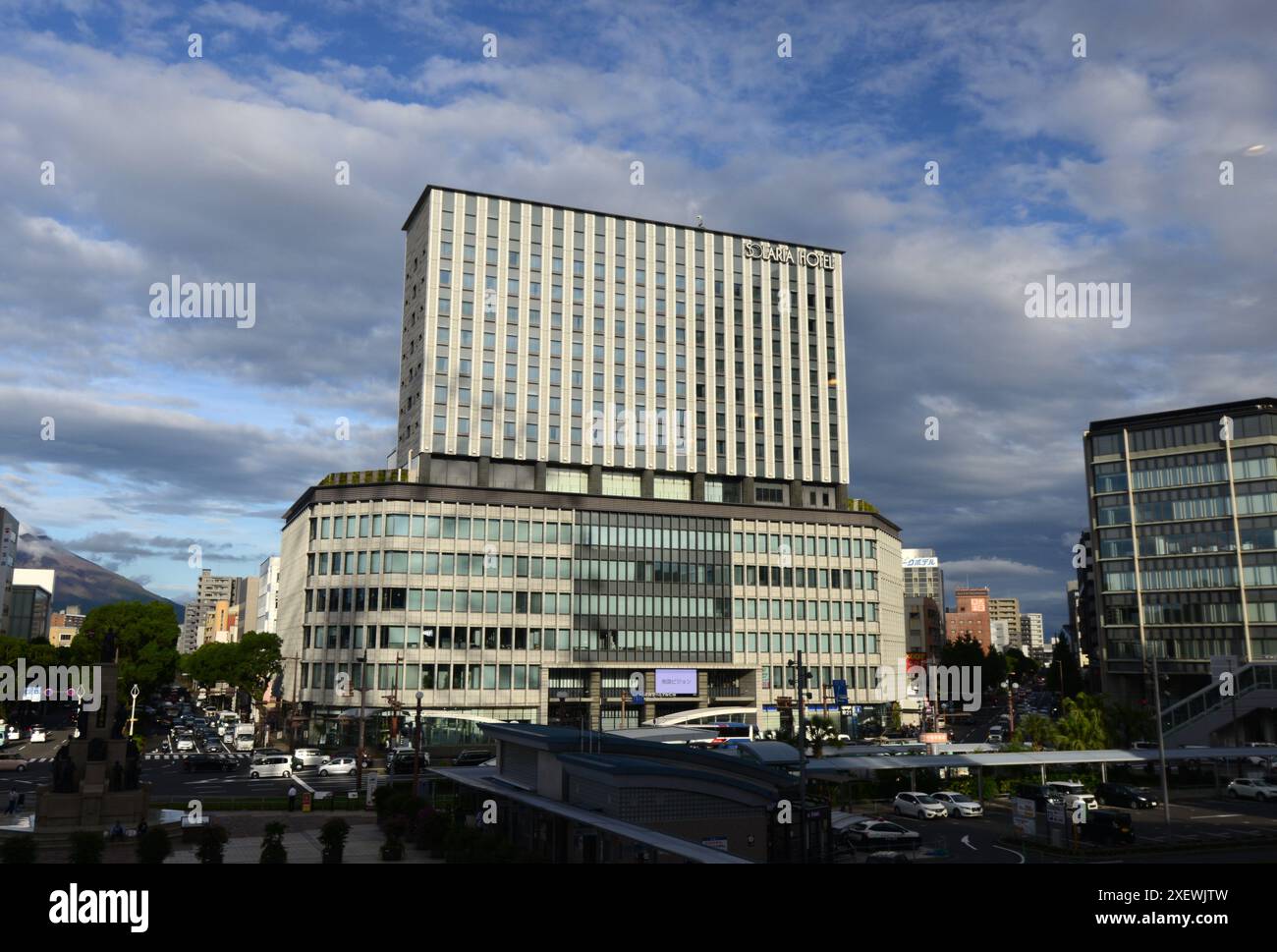 Das Hotel Solaria Nishitetsu und die Gebäude rund um den JR-Bahnhof Kagoshima, Japan. Stockfoto