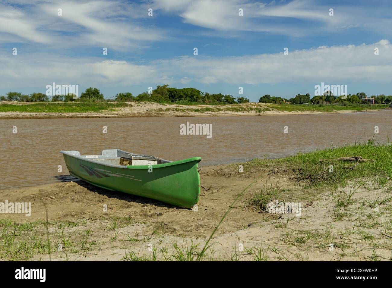 Das Boot liegt am Ufer des Flusses Parana in Santa Fe, Argentinien. Stockfoto