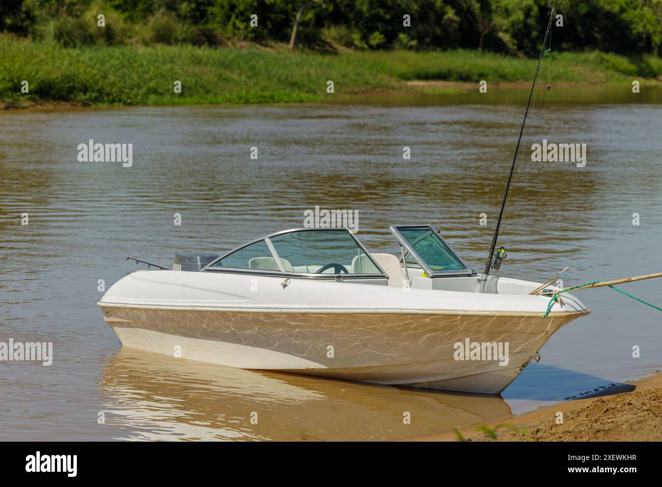 Das Fischerboot liegt am Ufer des Flusses Parana in Santa Fe, Argentinien. Stockfoto