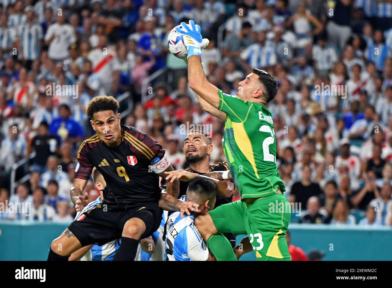 Miami Gardens, Usa. Juni 2024. Torhüter Emiliano Martínez aus Argentinien kämpft am 29. Juni im Sun Life Stadium in Miami Gardens um den Possession Ball, während des CONMEBOL Copa America Gruppenspiels zwischen Argentinien und Peru. Foto: Rodrigo Caillaud/DiaEsportivo/Alamy Live News Credit: DiaEsportivo/Alamy Live News Stockfoto